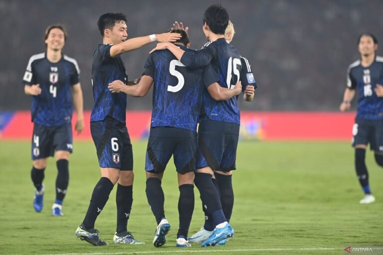 Berikut beberapa alternatif judul untuk "Jepang ditahan imbang tanpa gol oleh Arab Saudi":

1. "Jepang dan Arab Saudi Berbagi Poin dalam Laga Tanpa Gol"
2. "Pertandingan Nihil Gol: Jepang Tidak Berdaya Melawan Arab Saudi"
3. "Laga Sengit: Jepang dan Arab Saudi Akhiri Pertandingan 0-0"
4. "Rekor Pertahanan Kuat: Jepang Terjebak Imbang Tanpa Gol dengan Arab Saudi"
5. "Pertahanan Tangguh: Jepang Gagal Menumbangkan Arab Saudi di Laga Tanpa Gol"
6. "Jepang dan Arab Saudi Berhasil Pertahankan Gawang Mereka di Laga Tanpa Skor"
7. "Drama Tanpa Gol: Jepang Terkunci Imbang oleh Arab Saudi" 

Silakan pilih salah satu atau sesuaikan sesuai kebutuhan!