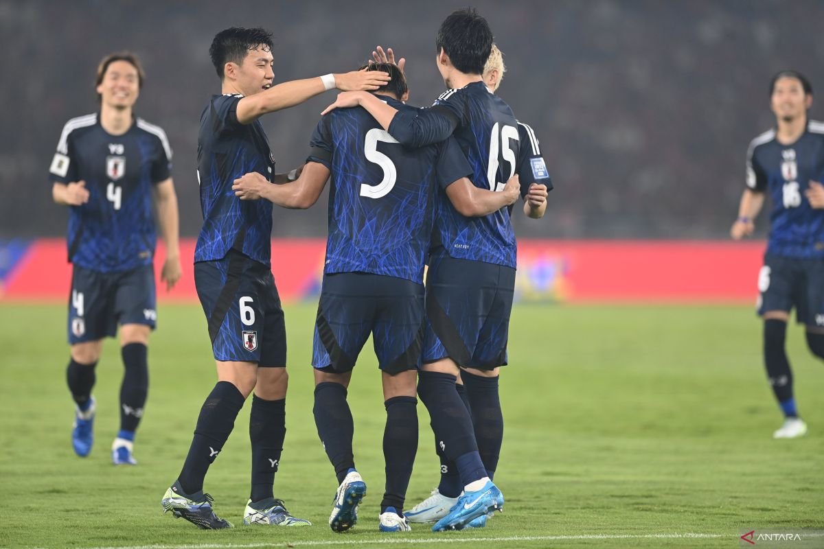Berikut beberapa alternatif judul untuk "Jepang ditahan imbang tanpa gol oleh Arab Saudi":

1. "Jepang dan Arab Saudi Berbagi Poin dalam Laga Tanpa Gol"
2. "Pertandingan Nihil Gol: Jepang Tidak Berdaya Melawan Arab Saudi"
3. "Laga Sengit: Jepang dan Arab Saudi Akhiri Pertandingan 0-0"
4. "Rekor Pertahanan Kuat: Jepang Terjebak Imbang Tanpa Gol dengan Arab Saudi"
5. "Pertahanan Tangguh: Jepang Gagal Menumbangkan Arab Saudi di Laga Tanpa Gol"
6. "Jepang dan Arab Saudi Berhasil Pertahankan Gawang Mereka di Laga Tanpa Skor"
7. "Drama Tanpa Gol: Jepang Terkunci Imbang oleh Arab Saudi" 

Silakan pilih salah satu atau sesuaikan sesuai kebutuhan!