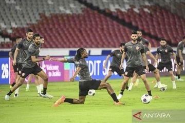 Berikut adalah beberapa alternatif judul untuk berita tentang Timnas Bahrain yang akan menjajal lapangan SUGBK sebelum bertanding melawan Timnas Indonesia:

1. "Timnas Bahrain Tinjau SUGBK Sebelum Duel Kontra Timnas Indonesia"
2. "Uji Coba Lapangan: Timnas Bahrain Siapkan Strategi Hadapi Indonesia di SUGBK"
3. "Lapangan SUGBK Jadi Lokasi Persiapan Timnas Bahrain Jelang Pertandingan Melawan Indonesia"
4. "Timnas Bahrain Jajal SUGBK: Sesi Latihan Strategis Sebelum Hadapi Indonesia"
5. "Menjelang Pertandingan: Timnas Bahrain Latihan di SUGBK untuk Hadapi Timnas Indonesia"

Semoga salah satu alternatif ini sesuai dengan kebutuhan Anda!