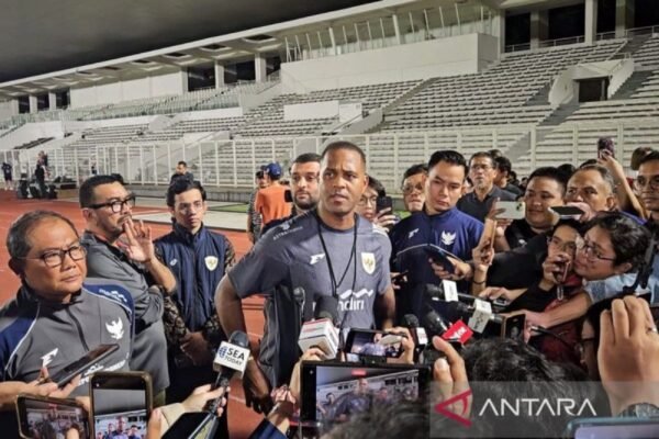 Here are some alternative titles for "Pratinjau Indonesia vs Bahrain: Saatnya kembali tampil pragmatis":

1. "Analisis Pertandingan Indonesia vs Bahrain: Kembali ke Pendekatan Pragmatik"
2. "Preview Indonesia vs Bahrain: Saatnya Mengutamakan Pragmatism"
3. "Menyongsong Laga Indonesia vs Bahrain: Strategi Pragmatik Diperlukan"
4. "Tinjauan Indonesia vs Bahrain: Kembali ke Taktik Pragmatik"
5. "Persiapan Indonesia vs Bahrain: Memilih Pendekatan Pragmatik"

Feel free to choose any of these or modify them further!