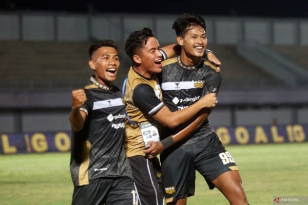 Berikut adalah beberapa alternatif judul untuk "Septian tak risaukan persaingan di lini depan timnas Indonesia":

1. "Septian Tenang Hadapi Persaingan Lini Depan Timnas Indonesia"
2. "Septian Siap Bersaing di Lini Depan Tanpa Kebimbangan"
3. "Septian: Persaingan di Lini Depan Tak Mengganggu Fokus"
4. "Septian Yakin dengan Persaingan di Lini Depan Timnas Indonesia"
5. "Septian Tidak Khawatir dengan Tantangan di Lini Depan"

Silakan pilih atau modifikasi sesuai kebutuhan!
