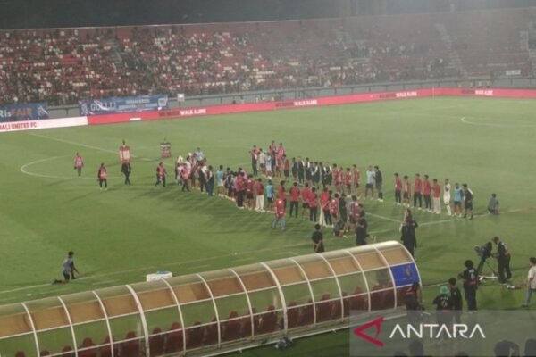 Berikut adalah beberapa alternatif judul untuk "Bali United adakan perpisahan dengan Stefano Cugurra":

1. "Bali United Gelar Acara Perpisahan untuk Stefano Cugurra"
2. "Ritual Perpisahan: Bali United dan Stefano Cugurra"
3. "Mengucapkan Selamat Tinggal: Bali United Hormati Stefano Cugurra"
4. "Stefano Cugurra Resmi Pamit, Bali United Gelar Acara Perpisahan"
5. "Momen Haru di Bali United: Perpisahan dengan Stefano Cugurra"
6. "Bali United Rayakan Kenangan Bersama Stefano Cugurra dalam Acara Perpisahan"
7. "Stefano Cugurra Tinggalkan Bali United: Acara Perpisahan yang Mengesankan"
8. "Bali United Selenggarakan Perpisahan Hangat untuk Stefano Cugurra"

Semoga opsi-opsi ini membantu!
