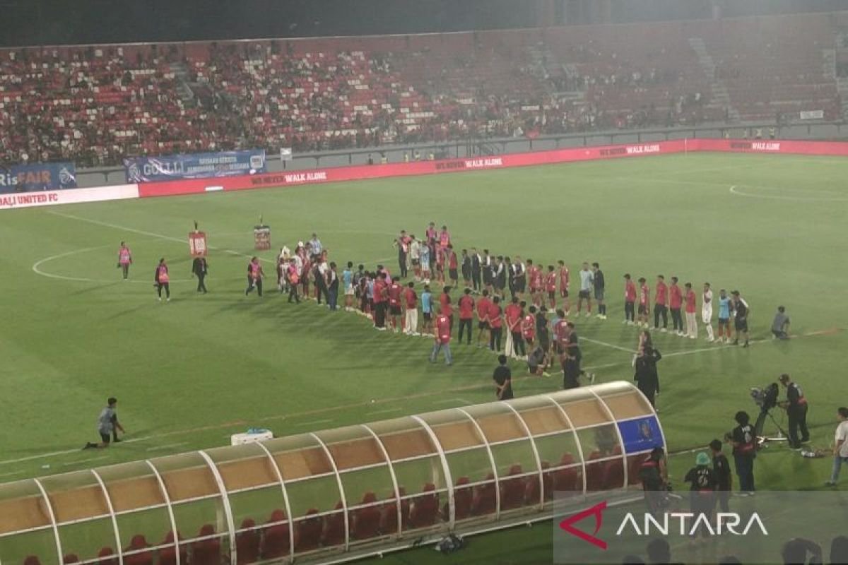 Berikut adalah beberapa alternatif judul untuk "Bali United adakan perpisahan dengan Stefano Cugurra":

1. "Bali United Gelar Acara Perpisahan untuk Stefano Cugurra"
2. "Ritual Perpisahan: Bali United dan Stefano Cugurra"
3. "Mengucapkan Selamat Tinggal: Bali United Hormati Stefano Cugurra"
4. "Stefano Cugurra Resmi Pamit, Bali United Gelar Acara Perpisahan"
5. "Momen Haru di Bali United: Perpisahan dengan Stefano Cugurra"
6. "Bali United Rayakan Kenangan Bersama Stefano Cugurra dalam Acara Perpisahan"
7. "Stefano Cugurra Tinggalkan Bali United: Acara Perpisahan yang Mengesankan"
8. "Bali United Selenggarakan Perpisahan Hangat untuk Stefano Cugurra"

Semoga opsi-opsi ini membantu!