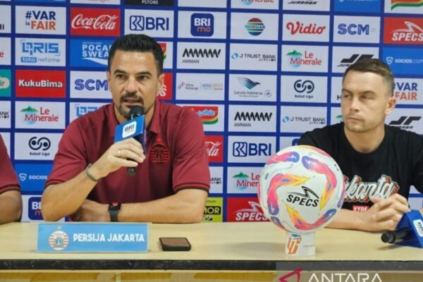Berikut adalah beberapa alternatif judul untuk berita mengenai pertandingan antara Persija Jakarta dan Semen Padang:

1. "Doni Tri Unggul dalam Pertandingan antara Persija Jakarta dan Semen Padang"
2. "Persija Jakarta Hadapi Semen Padang: Doni Tri Tampil Memukau"
3. "Doni Tri Bersinar Saat Persija Jakarta Menjamu Semen Padang"
4. "Doni Tri Capai Puncaknya Saat Persija Jakarta Bertemu Semen Padang"
5. "Salah Satu Bintang: Doni Tri Bersama Persija Jakarta Hadapi Semen Padang"

Semoga alternatif judul ini membantu!