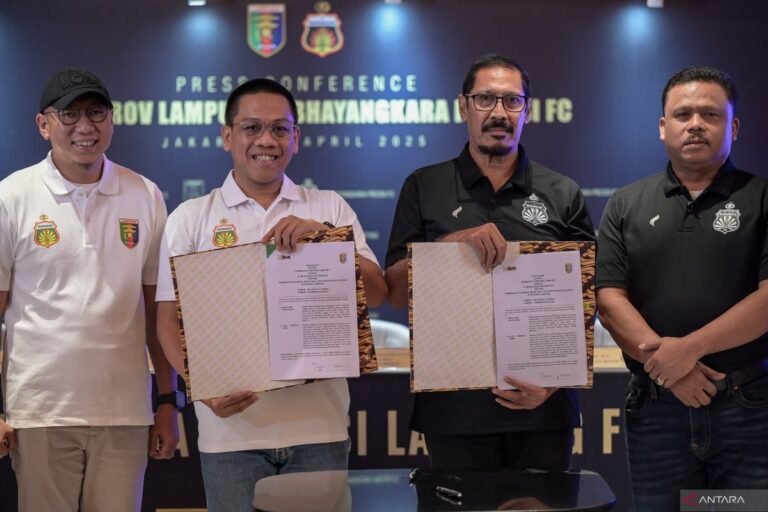 Berikut adalah beberapa alternatif judul untuk artikel tentang klub yang mengganti nama dan domisili, termasuk Bhayangkara dan Persikas:

1. "Transformasi Klub Sepak Bola: Bhayangkara, Persikas, dan Tujuh Tim Ganti Nama dan Domisili"
2. "Perubahan Identitas: Tujuh Klub Sepak Bola, Termasuk Bhayangkara dan Persikas, Ganti Nama dan Domisili"
3. "Mengubah Wajah Kompetisi: Bhayangkara dan Persikas Bersama Tujuh Klub yang Alami Penggantian Nama dan Domisili"
4. "Bhayangkara dan Persikas: Tujuh Klub Sepak Bola Beradaptasi dengan Nama dan Domisili Baru"
5. "Rombakan Identitas: Tujuh Klub, Termasuk Bhayangkara dan Persikas, Lakukan Ganti Nama dan Lokasi"
6. "Dinamisnya Liga Sepak Bola: Enam Klub Berganti Nama dan Domisili, Termasuk Bhayangkara dan Persikas"
7. "Identitas Baru Klub Sepak Bola: Ganti Nama dan Domisili untuk Bhayangkara, Persikas, dan Lima Klub Lainnya"

Semoga alternatif judul ini membantu!