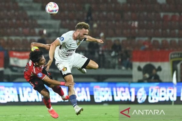 Tentu! Berikut adalah beberapa alternatif judul untuk "Ze Valente pulang ke Yogya, kali ini berseragam PSIM":

1. "Kembalinya Ze Valente ke Yogya: Menyematkan Seragam PSIM"
2. "Ze Valente: Pulang ke Yogya dengan Semangat Baru Berseragam PSIM"
3. "Ze Valente Di Yogya: Momen Spesial Berseragam PSIM"
4. "Kisah Ze Valente: Pulang ke Yogya Dalam Balutan Seragam PSIM"
5. "Ze Valente dan Momen Pulang ke Yogya: Saat Berseragam PSIM"

Semoga salah satu dari judul-judul ini cocok untuk Anda!
