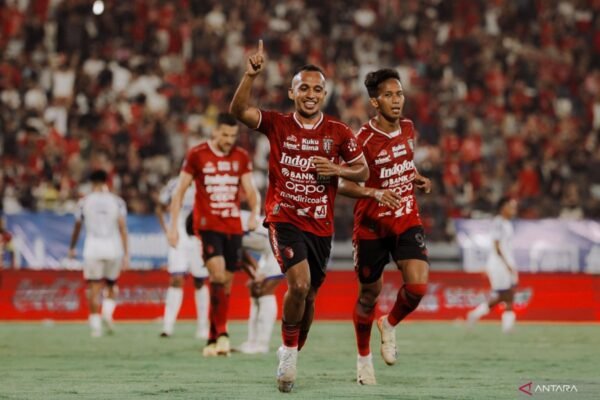 Tentu! Berikut adalah beberapa alternatif judul untuk "Bali United Perpanjang Kontrak Rahmat dan Fitrul":

1. "Bali United Memperpanjang Kerja Sama dengan Rahmat dan Fitrul"
2. "Kontrak Rahmat dan Fitrul Diperpanjang oleh Bali United"
3. "Bali United resmi perpanjang kontrak Rahmat dan Fitrul"
4. "Perpanjangan Kontrak: Rahmat dan Fitrul Bertahan di Bali United"
5. "Kesepakatan Baru: Bali United Perpanjang Kontrak Duo Pemain Kunci"

Mana yang paling kamu suka?
