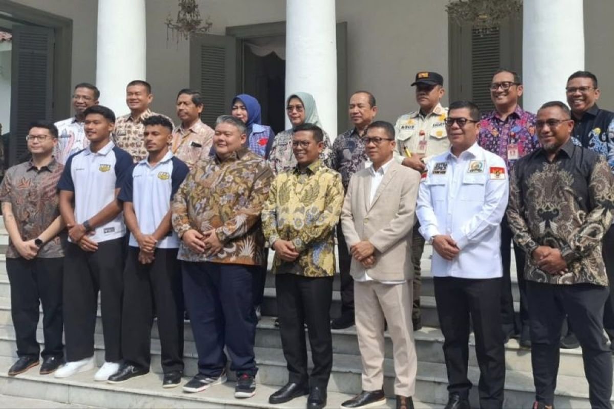 Berikut adalah beberapa alternatif judul yang dapat digunakan:

1. "Dewa United Banten FC: Mengoptimalkan BIS untuk Memperkuat Ekonomi Daerah"
2. "Mendorong Kebangkitan Ekonomi Banten: Peran Dewa United FC Melalui BIS"
3. "Strategi BIS Dewa United Banten FC dalam Membangkitkan Ekonomi Lokal"
4. "Dewa United Banten FC dan BIS: Sinergi untuk Kemajuan Ekonomi Daerah"
5. "Bangkitkan Ekonomi Daerah Melalui Dewa United Banten FC dan Pendekatan BIS"
6. "Inovasi BIS Dewa United Banten FC: Katalisator Pertumbuhan Ekonomi Wilayah"
7. "Dewa United FC: Menggunakan BIS untuk Mendorong Perekonomian Banten"

Silakan pilih atau modifikasi sesuai kebutuhan!