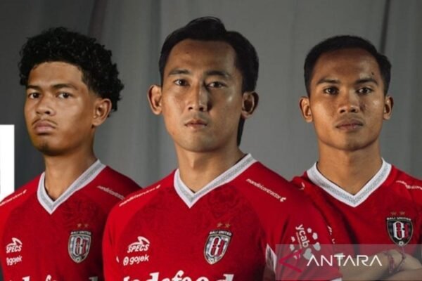 Berikut adalah beberapa alternatif judul untuk berita mengenai Bali United yang meminjamkan tiga pemain ke Liga 2 dan Liga 3:

1. "Bali United Salurkan Tiga Pemain Menuju Liga 2 dan Liga 3"
2. "Tiga Pemain Bali United Bergabung dengan Klub Liga 2 dan Liga 3"
3. "Langkah Strategis: Bali United Pinjamkan Tiga Pemain ke Liga 2 dan 3"
4. "Bali United Lepas Tiga Pemain untuk Mengadu Strategi di Liga 2 dan 3"
5. "Pengembangan Bakat: Bali United Pinjamkan Tiga Pemain ke Liga 2 dan 3"

Silakan pilih yang paling sesuai atau modifikasi sesuai kebutuhan!