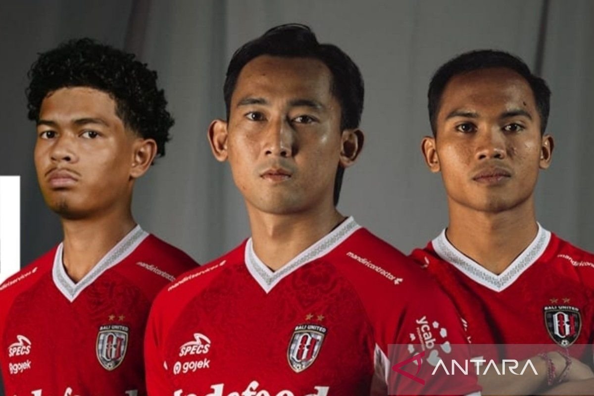 Berikut adalah beberapa alternatif judul untuk berita mengenai Bali United yang meminjamkan tiga pemain ke Liga 2 dan Liga 3:

1. "Bali United Salurkan Tiga Pemain Menuju Liga 2 dan Liga 3"
2. "Tiga Pemain Bali United Bergabung dengan Klub Liga 2 dan Liga 3"
3. "Langkah Strategis: Bali United Pinjamkan Tiga Pemain ke Liga 2 dan 3"
4. "Bali United Lepas Tiga Pemain untuk Mengadu Strategi di Liga 2 dan 3"
5. "Pengembangan Bakat: Bali United Pinjamkan Tiga Pemain ke Liga 2 dan 3"

Silakan pilih yang paling sesuai atau modifikasi sesuai kebutuhan!