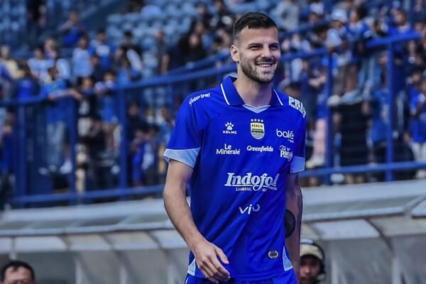 Berikut beberapa alternatif judul yang bisa digunakan untuk menggantikan "Bandung Jadi Alasan Patricio Matricardi Pilih Persib":

1. "Patricio Matricardi: Bintang Baru Persib Terpesona oleh Bandung"
2. "Keindahan Bandung Menjadi Daya Tarik Patricio Matricardi Bergabung dengan Persib"
3. "Alasan Patricio Matricardi Memilih Persib: Pesona Kota Bandung"
4. "Bandung, Kota yang Mempesona: Patricio Matricardi Pilih Persib"
5. "Patricio Matricardi Bergabung dengan Persib: Bandung Jadi Alasan Utama"
6. "Pesona Bandung: Mengapa Patricio Matricardi Memilih Bergabung dengan Persib"
7. "Patricio Matricardi: Bandung Sebagai Alasan di Balik Keputusannya Bergabung dengan Persib"

Semoga salah satu dari judul ini sesuai dengan kebutuhan Anda!