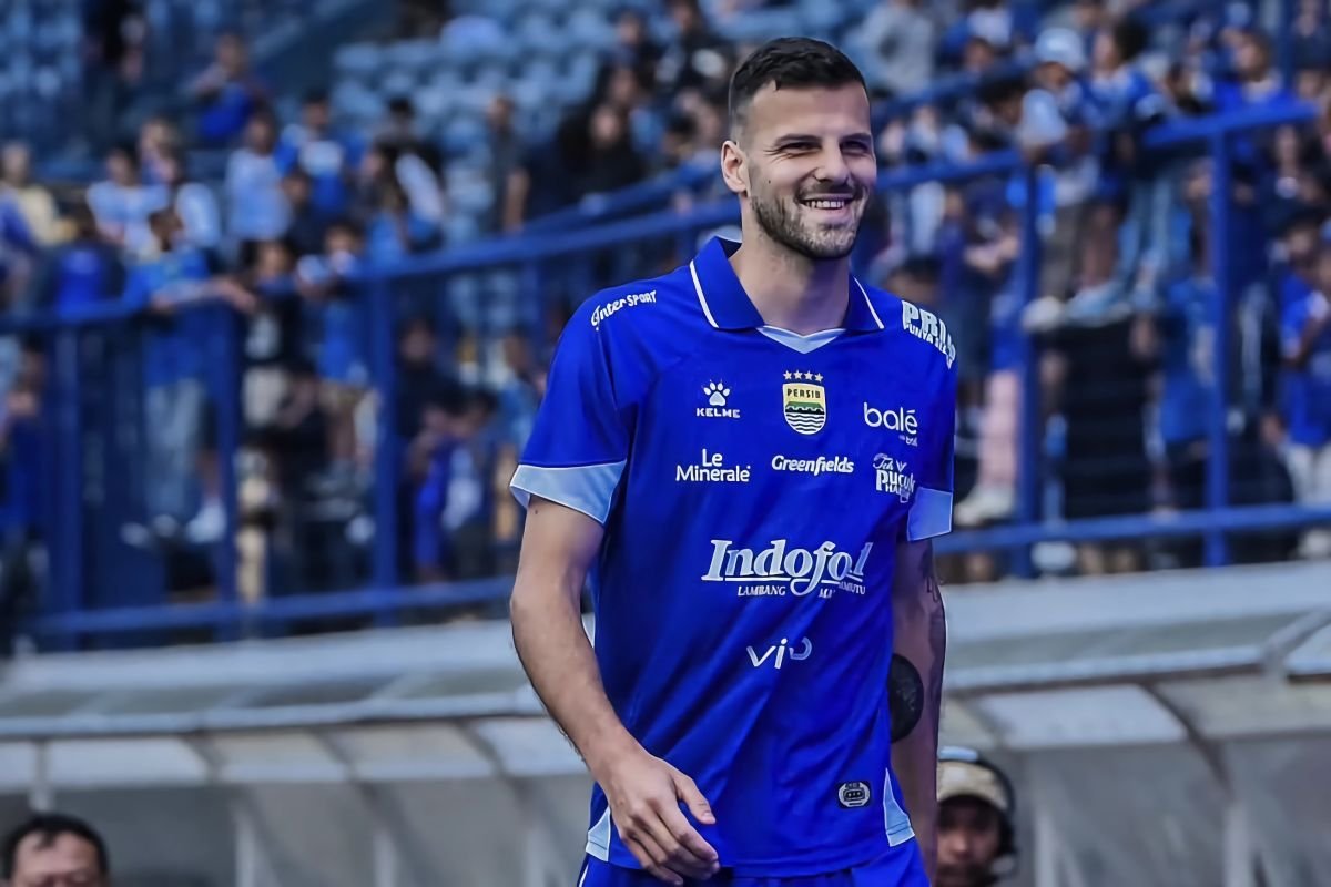 Berikut beberapa alternatif judul yang bisa digunakan untuk menggantikan "Bandung Jadi Alasan Patricio Matricardi Pilih Persib":

1. "Patricio Matricardi: Bintang Baru Persib Terpesona oleh Bandung"
2. "Keindahan Bandung Menjadi Daya Tarik Patricio Matricardi Bergabung dengan Persib"
3. "Alasan Patricio Matricardi Memilih Persib: Pesona Kota Bandung"
4. "Bandung, Kota yang Mempesona: Patricio Matricardi Pilih Persib"
5. "Patricio Matricardi Bergabung dengan Persib: Bandung Jadi Alasan Utama"
6. "Pesona Bandung: Mengapa Patricio Matricardi Memilih Bergabung dengan Persib"
7. "Patricio Matricardi: Bandung Sebagai Alasan di Balik Keputusannya Bergabung dengan Persib"

Semoga salah satu dari judul ini sesuai dengan kebutuhan Anda!