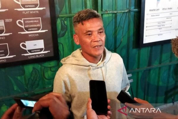 Berikut beberapa alternatif judul untuk "Paceklik Pelatih Indonesia di Liga Sendiri":

1. "Kesulitan Pelatih Tanah Air di Liga Domestik"
2. "Krisis Kepelatihan di Liga Indonesia"
3. "Tantangan Pelatih Lokal di Kompetisi Nasional"
4. "Polemik Kepelatihan Indonesia di Liga Domestik"
5. "Dilema Pelatih Indonesia di Kancah Liga Sendiri"
6. "Persaingan Pelatih Lokal di Liga Nasional"
7. "Sulitnya Mencetak Prestasi: Pelatih Indonesia di Liga Sendiri"
8. "Era Gelap Pelatih Indonesia dalam Kompetisi Liga"
9. "Kepelatihan di Liga Indonesia: Tantangan yang Tak Terhindarkan"
10. "Langkah Pelatih Indonesia Menembus Liga Sendiri"

Silakan pilih salah satu atau gunakan sebagai inspirasi!
