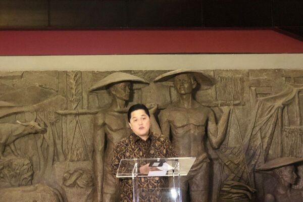 Berikut beberapa alternatif judul untuk "Erick Harapkan Mauro dan Miliano Sumpah WNI Pekan Ini":

1. "Erick: Mauro dan Miliano Siap Menjadi WNI Pekan Ini"
2. "Minggu Ini, Erick Targetkan Sumpah WNI untuk Mauro dan Miliano"
3. "Sumpah WNI Segera Dilaksanakan: Harapan Erick untuk Mauro dan Miliano"
4. "Erick Optimis Mauro dan Miliano Akan Resmi Jadi WNI Pekan Ini"
5. "Menuju Resmi WNI: Erick Dukung Sumpah Mauro dan Miliano di Pekan Ini"

Semoga salah satu judul tersebut sesuai dengan yang Anda inginkan!