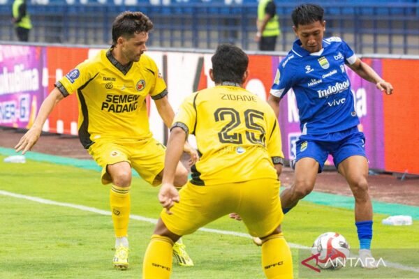 Beckham Putra dan Adam Przybek Diragukan Tampil Melawan Borneo FC