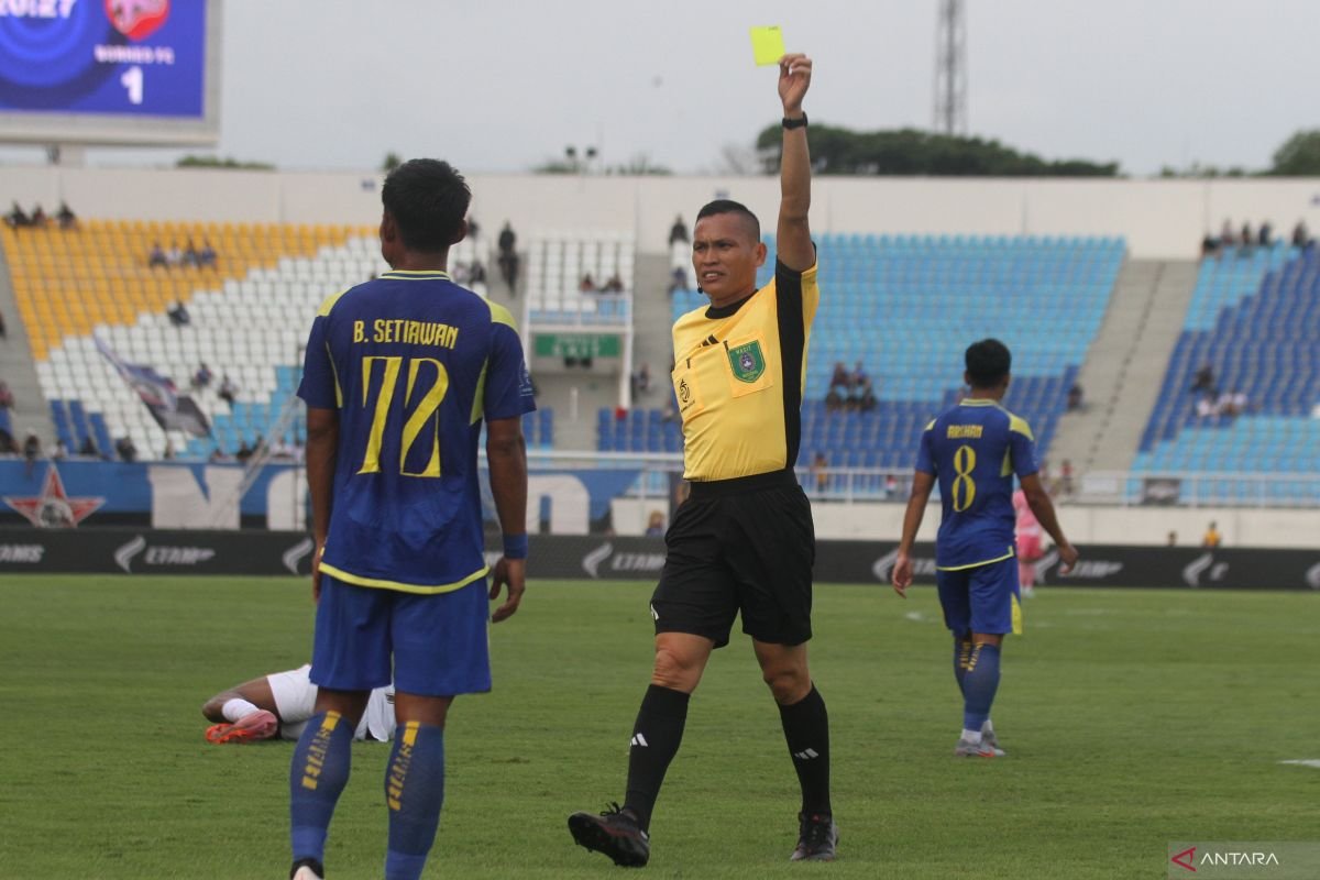 Pelatih Arema Klaim Keputusan Wasit Jadi Penyebab Kekalahan dari Borneo