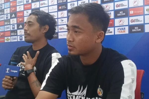 Here are some alternate titles for "Semen Padang Optimistis Curi Poin di Ternate":

1. "Semen Padang Yakin Ambil Poin di Ternate"
2. "Semen Padang Percaya Diri Raih Poin di Ternate"
3. "Semen Padang Targetkan Poin di Ternate dengan Optimisme"
4. "Semangat Semen Padang: Curi Poin di Ternate"
5. "Semen Padang Siap Berjuang untuk Poin di Ternate"
6. "Optimisme Semen Padang: Misi Poin di Ternate"
7. "Semen Padang: Menatap Poin di Ternate dengan Keyakinan"
8. "Misi Poin Semen Padang di Ternate Digarap dengan Optimis"
9. "Semen Padang: Optimisme untuk Poin di Ternate"
10. "Semen Padang Bertekad Raih Poin di Ternate"

Feel free to choose or modify any of these titles!