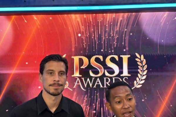 Thom Haye Enggan Berkomentar Soal Van Bronckhorst